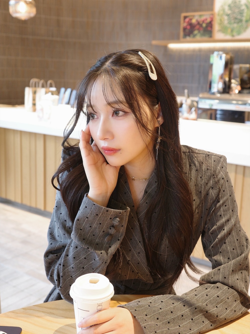 ブラック系のワンピース、ホワイト系のトートバッグを着用したレディースの冬コーディネートの4枚目の写真