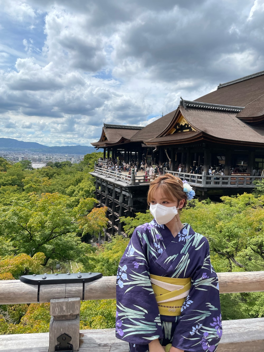 ブルー系の水着/着物・浴衣を着用したレディースの秋コーディネートの4枚目の写真