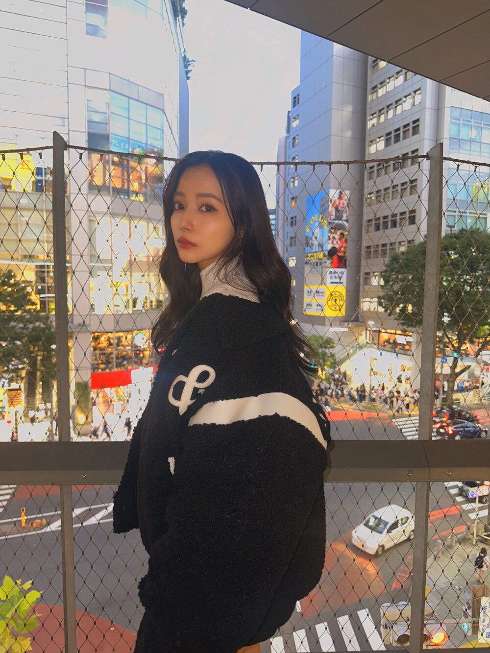 ブラック系のスタジャン、ホワイト系のニット/セーターを着用したレディースの冬コーディネートの4枚目の写真