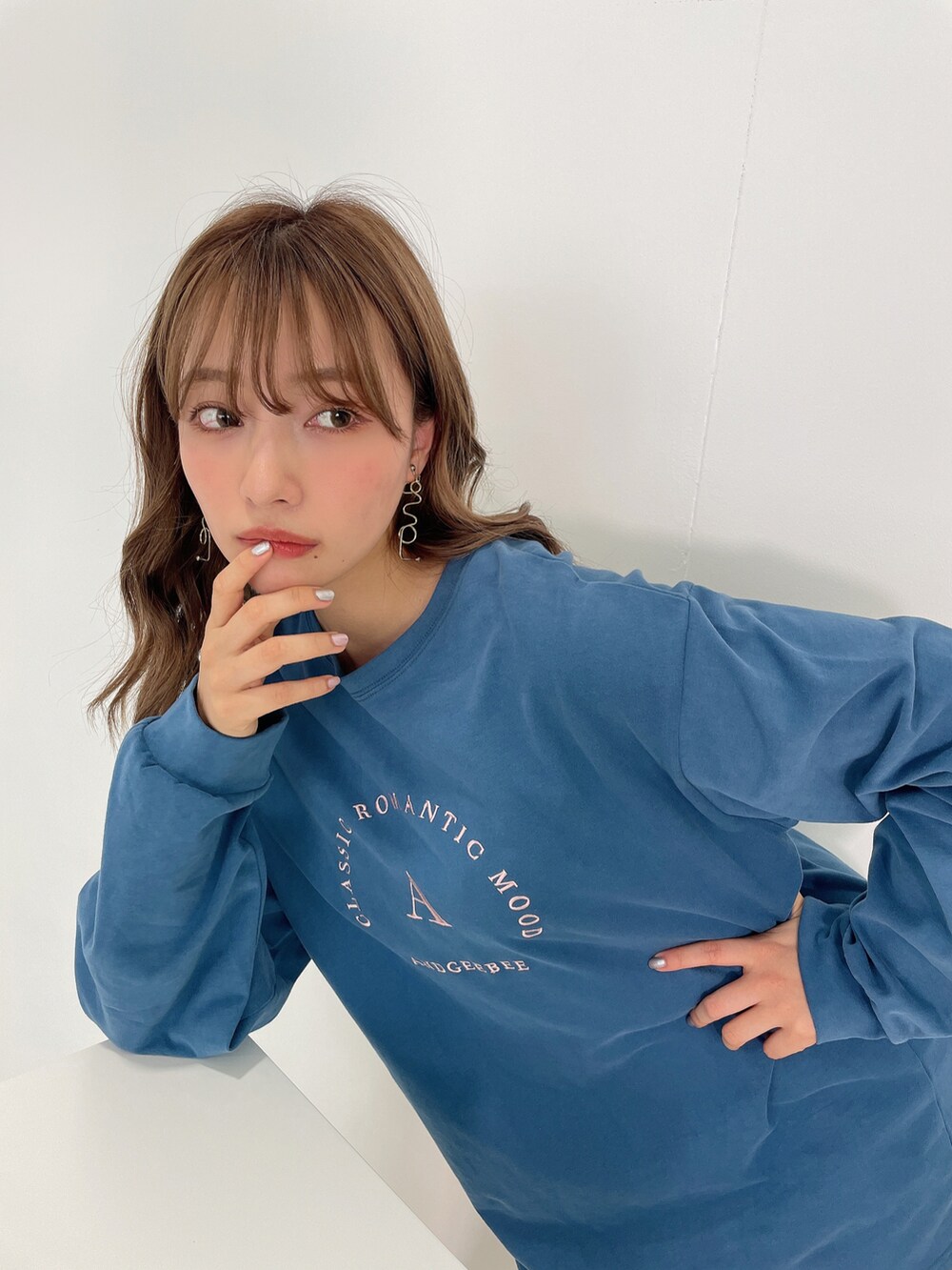 ブラック系のTシャツ/カットソーを着用したレディースの秋コーディネートの4枚目の写真