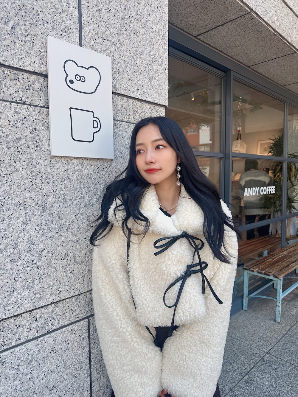 ホワイト系のその他アウター、ブラウン系のスカートを着用したレディースの夏コーディネートの3枚目の写真