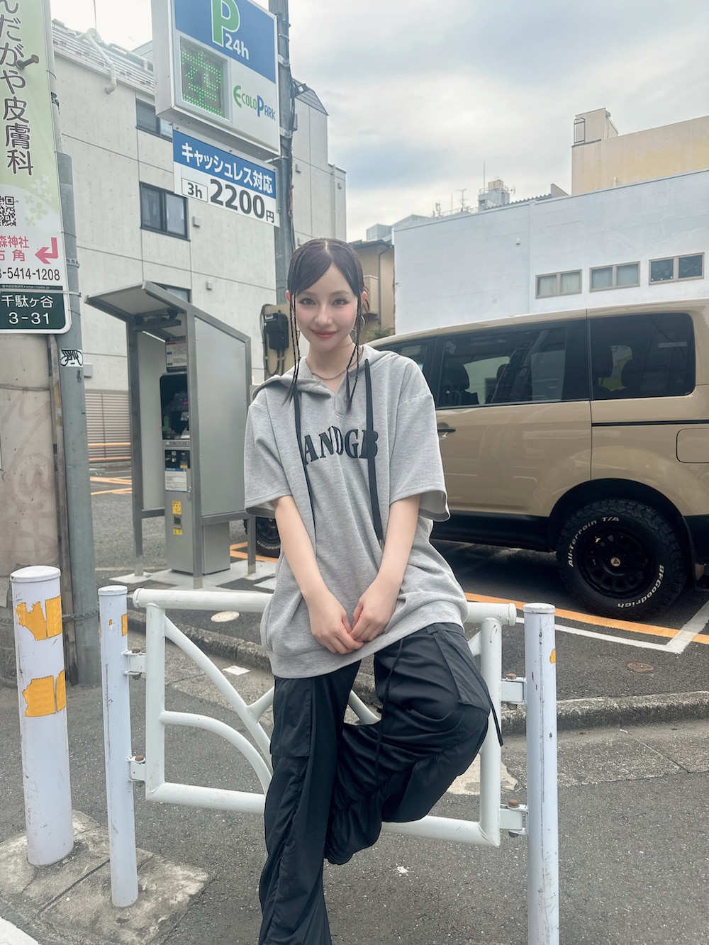 グレー系のパーカー、ブラック系のカーゴパンツを着用したレディースの秋コーディネートの4枚目の写真