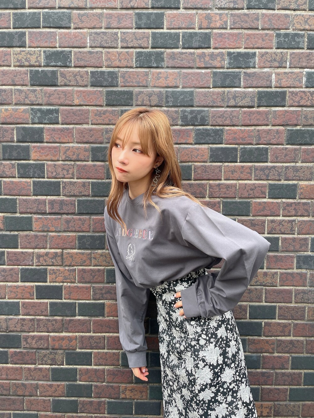 ブラック系のTシャツ/カットソー、ブラック系のスカート、ブラック系のサンダルを着用したレディースの秋コーディネートの3枚目の写真