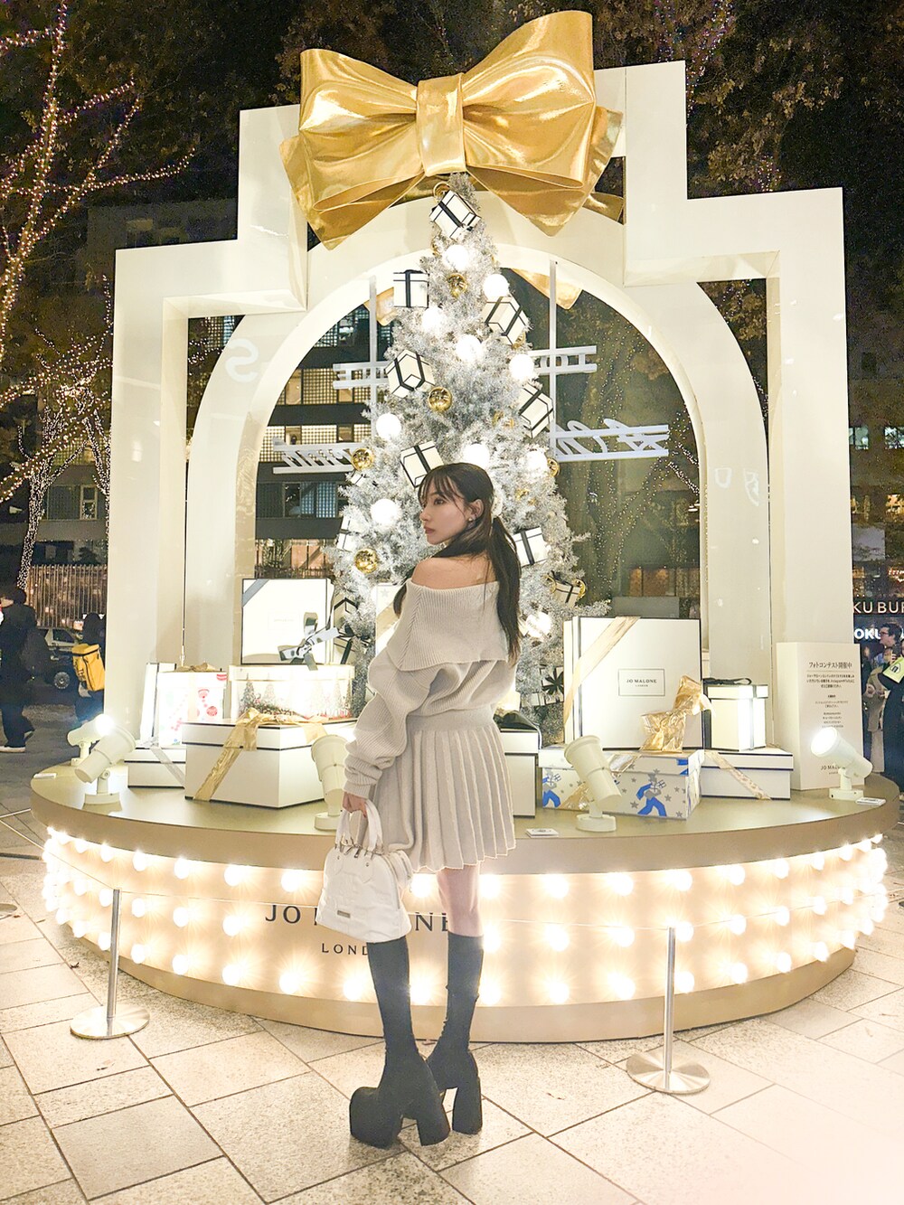 グレー系のショルダーバッグ、グレー系のワンピースを着用したレディースの春コーディネートの5枚目の写真