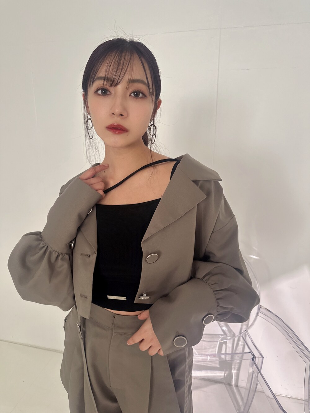 ブラック系のタンクトップ、ブラウン系のその他アウター、ブラウン系のその他パンツを着用したレディースの夏コーディネートの5枚目の写真