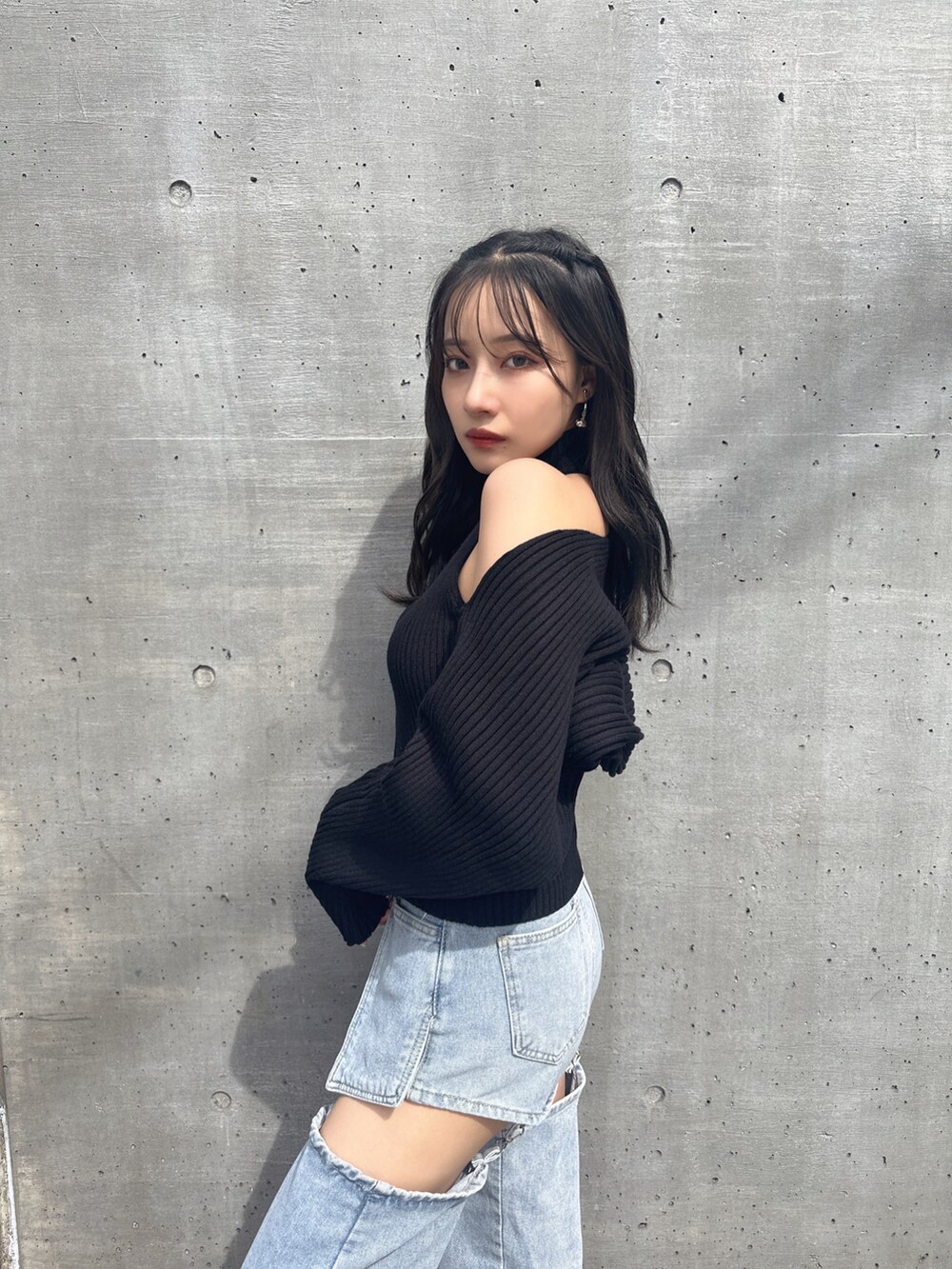 ブラック系のニット/セーターを着用したレディースの冬コーディネートの2枚目の写真