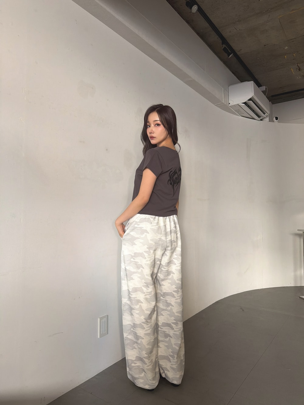グレー系のTシャツ/カットソー、グレー系のスウェットパンツを着用したレディースの春コーディネートの2枚目の写真