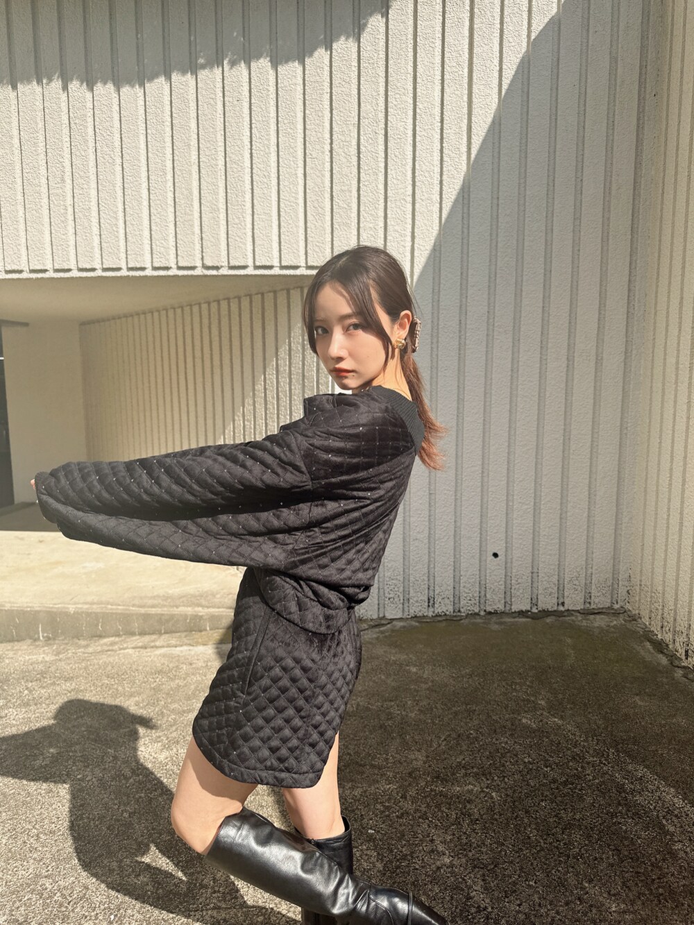 ブラック系のブルゾン、ブラック系のその他パンツを着用したレディースの冬コーディネートの2枚目の写真