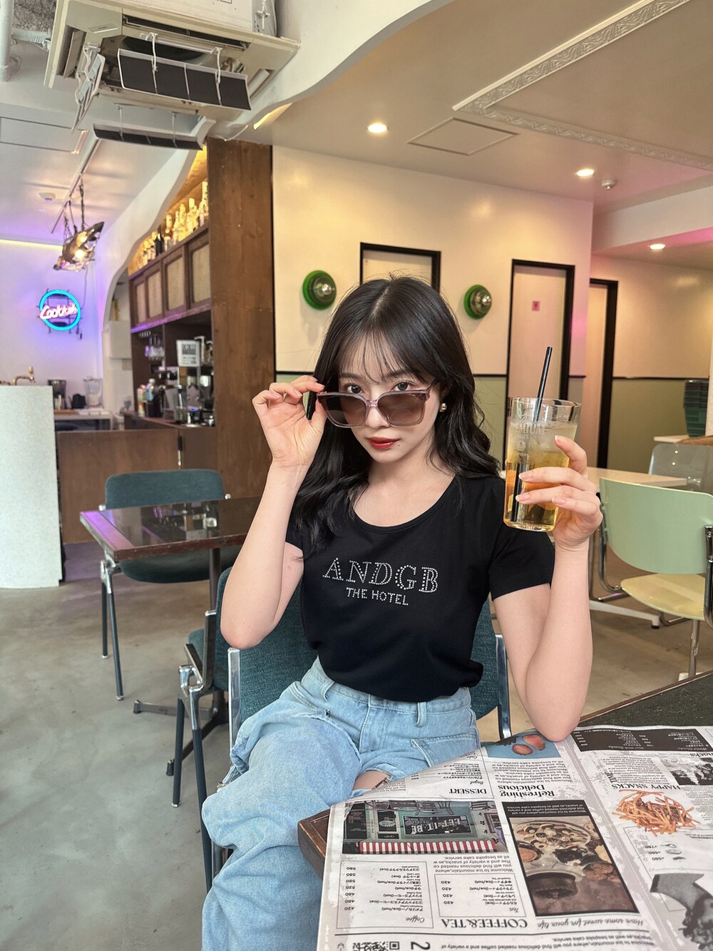 ブラック系のTシャツ/カットソーを着用したレディースの秋コーディネートの3枚目の写真