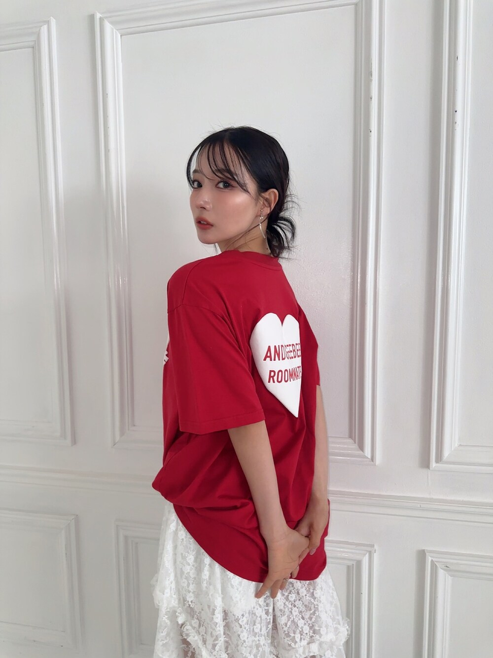 ブラック系のTシャツ/カットソー、ホワイト系のスカートを着用したレディースの夏コーディネートの2枚目の写真