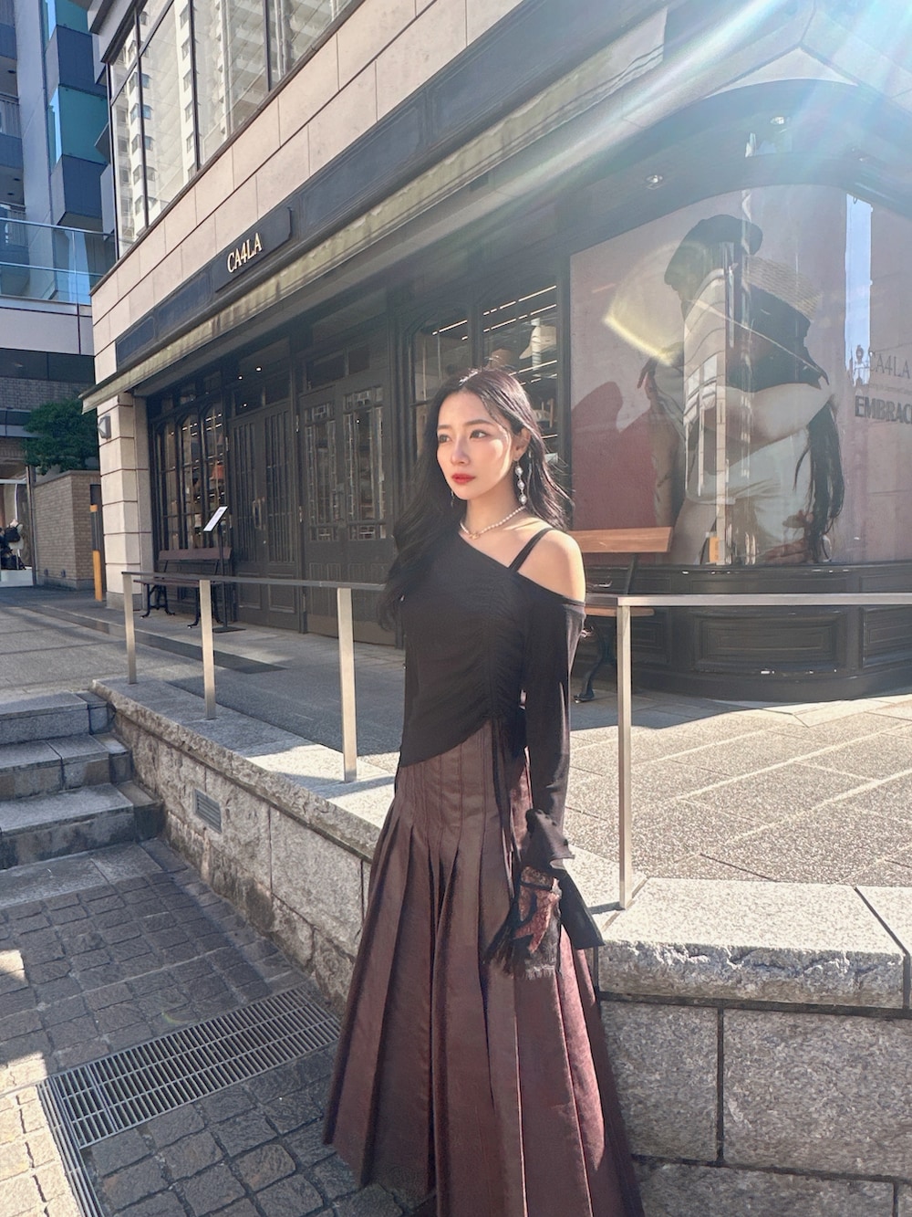 ブラック系のTシャツ/カットソー、ブラウン系のスカートを着用したレディースの夏コーディネートの2枚目の写真