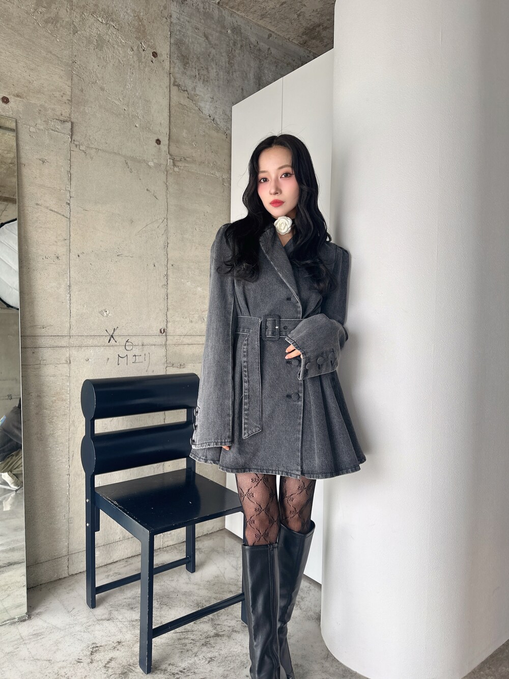 ブラック系のワンピースを着用したレディースの春コーディネートの2枚目の写真