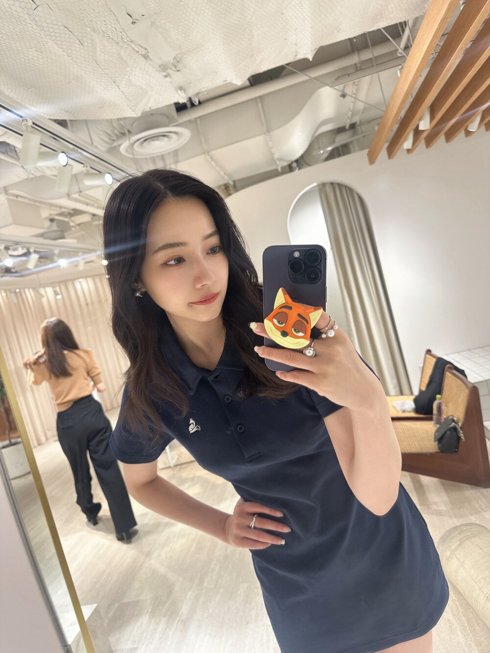 ブルー系のワンピースを着用したレディースの夏コーディネートの2枚目の写真