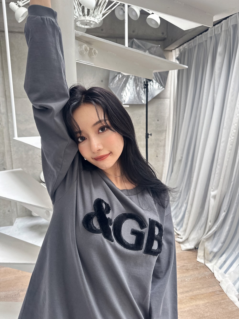 グレー系のTシャツ/カットソーを着用したレディースの秋コーディネートの3枚目の写真