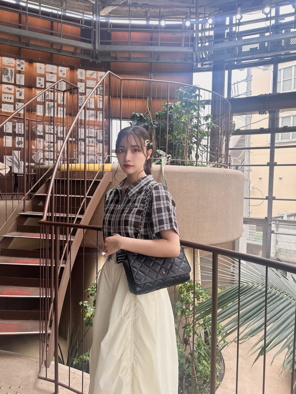 グレー系のシャツ/ブラウス、ホワイト系のスカートを着用したレディースの夏コーディネートの4枚目の写真