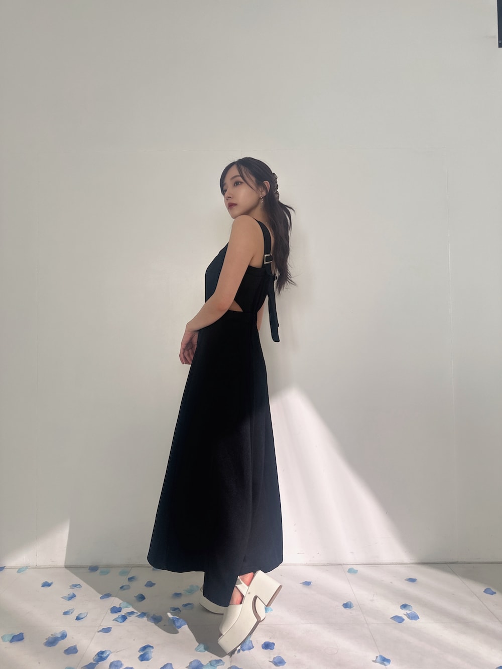 ブラック系のワンピースを着用したレディースの夏コーディネートの3枚目の写真
