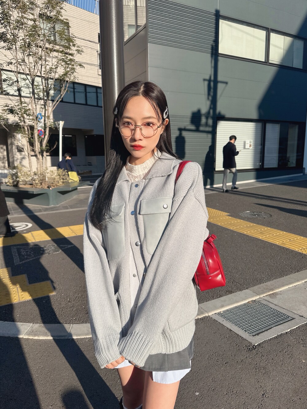 ブルー系のニット/セーターを着用したレディースの春コーディネートの2枚目の写真