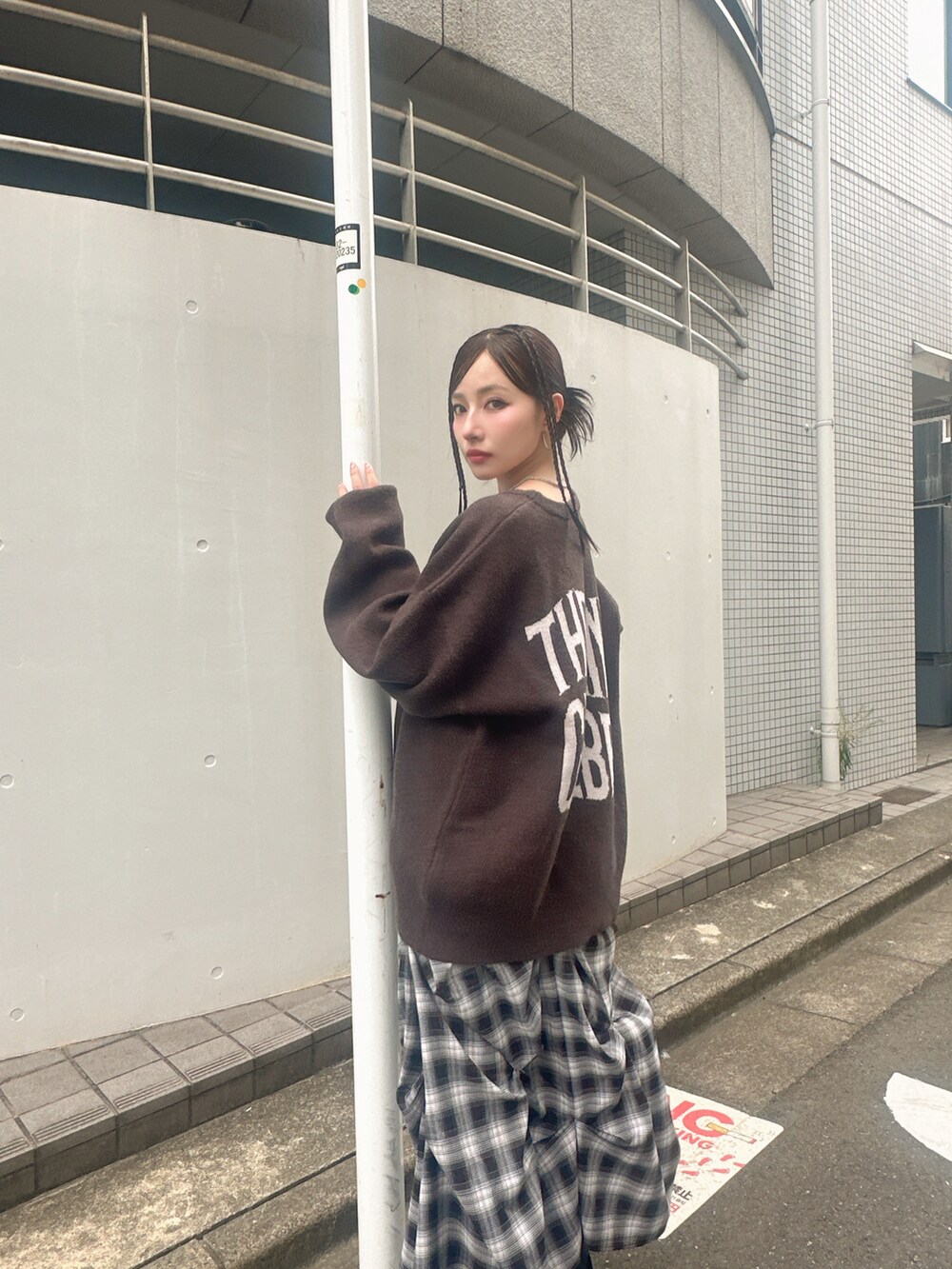 グレー系のニット/セーター、ブルー系のスカートを着用したレディースの秋コーディネートの4枚目の写真