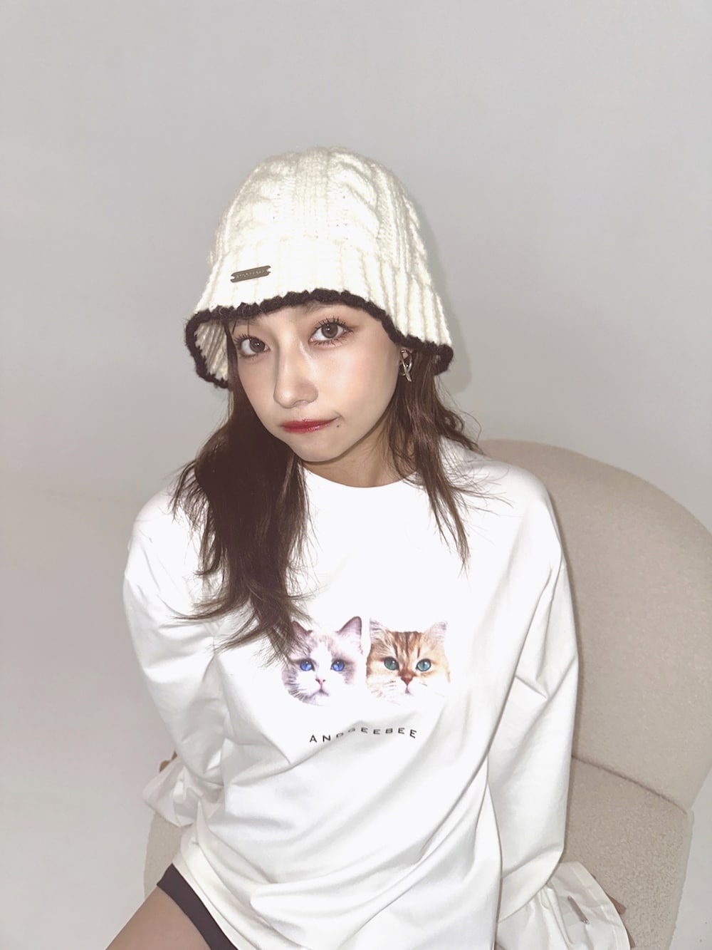 ホワイト系のTシャツ/カットソー、ホワイト系のハットを着用したレディースの秋コーディネートの5枚目の写真