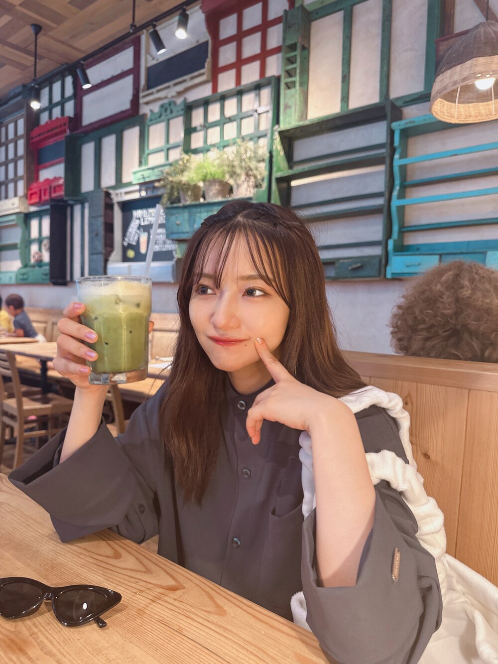 グレー系のシャツ/ブラウス、ホワイト系のトートバッグを着用したレディースの秋コーディネートの3枚目の写真