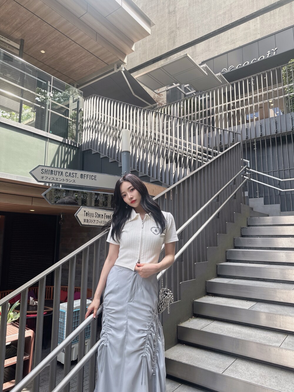 ホワイト系のその他トップス、グレー系のスカートを着用したレディースの秋コーディネートの2枚目の写真