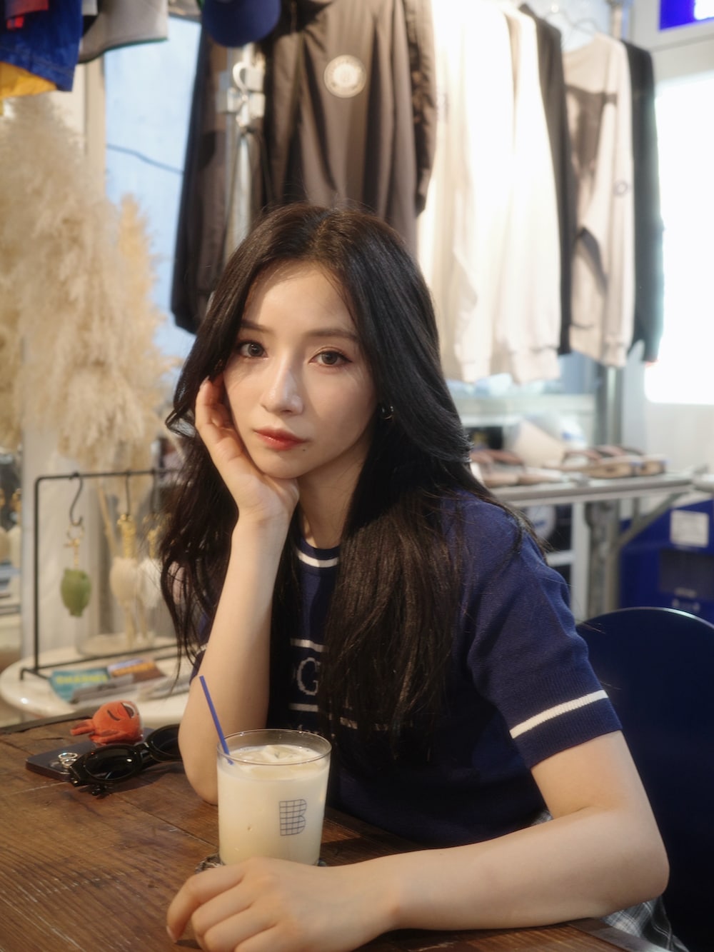 ブルー系のニット/セーター、ブラック系のシャツ/ブラウス、ブラック系のカーゴパンツを着用したレディースの秋コーディネートの5枚目の写真