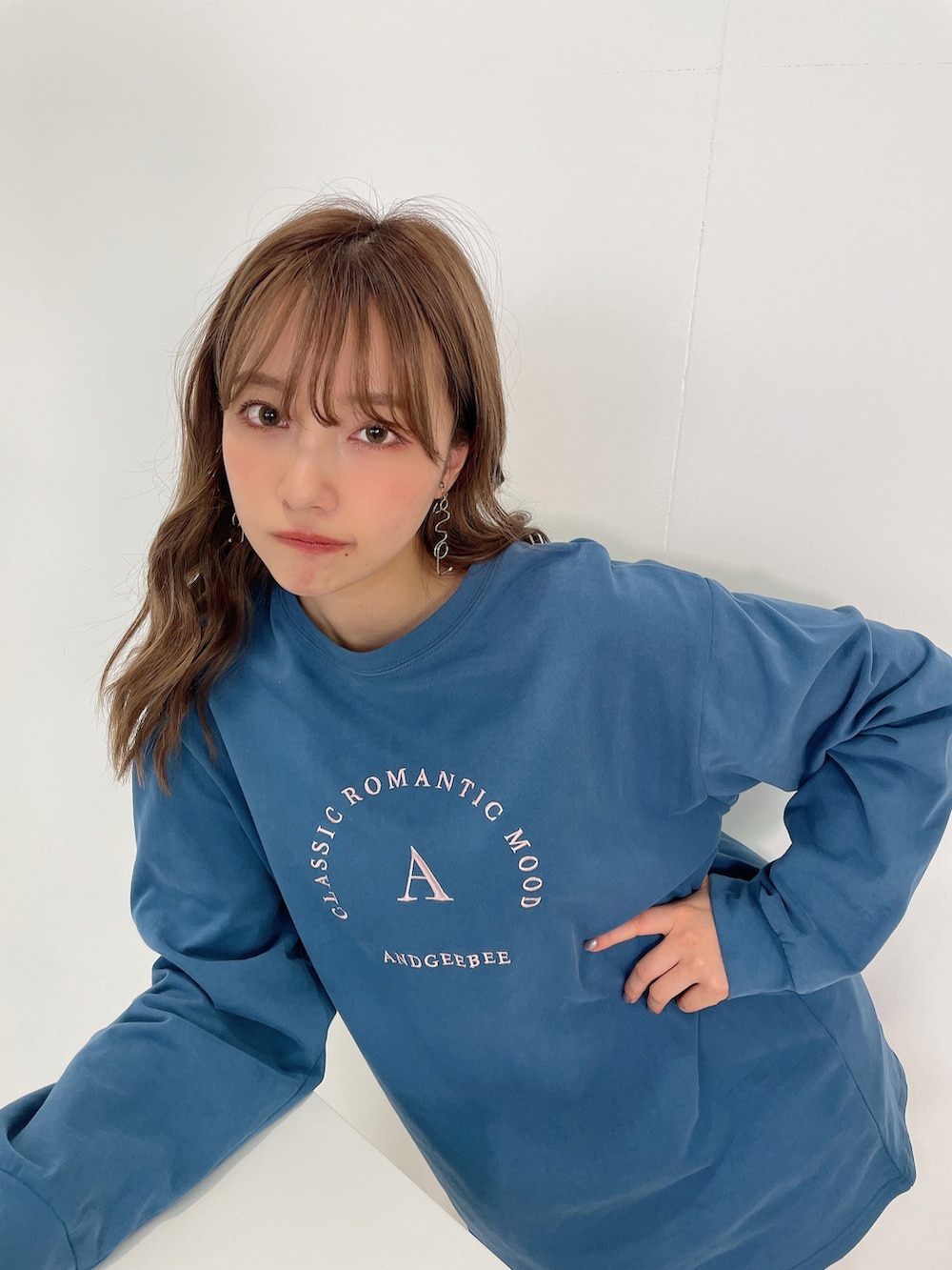 ブラック系のTシャツ/カットソーを着用したレディースの秋コーディネートの3枚目の写真