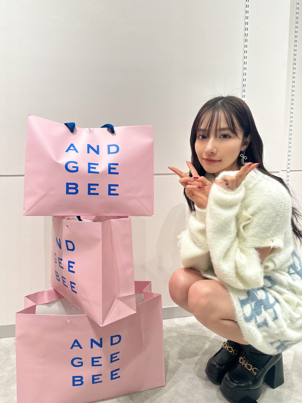 ホワイト系のワンピースを着用したレディースの春コーディネートの2枚目の写真