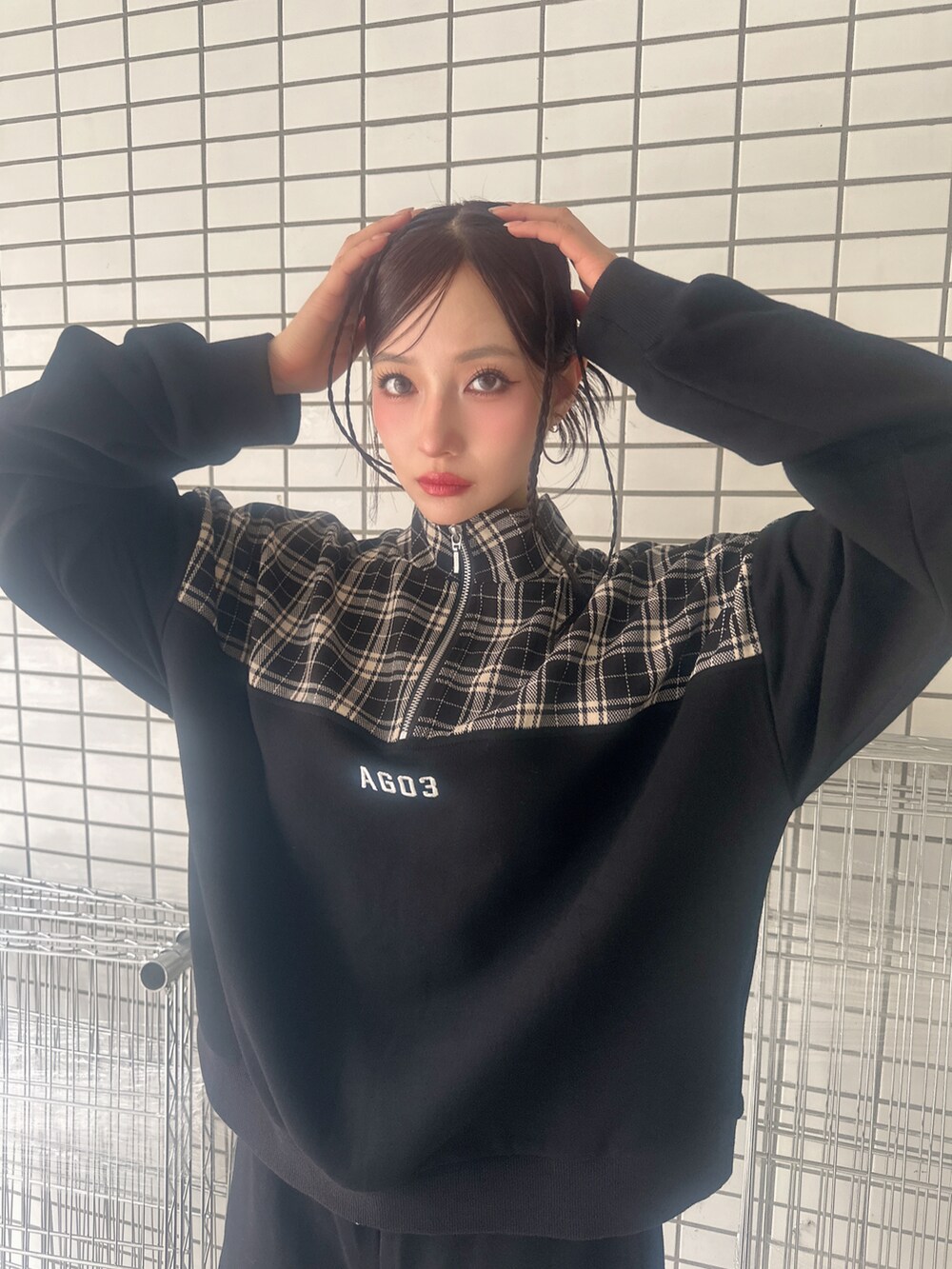 ブラック系のスウェット、ブラック系のスウェットパンツを着用したレディースの秋コーディネートの2枚目の写真