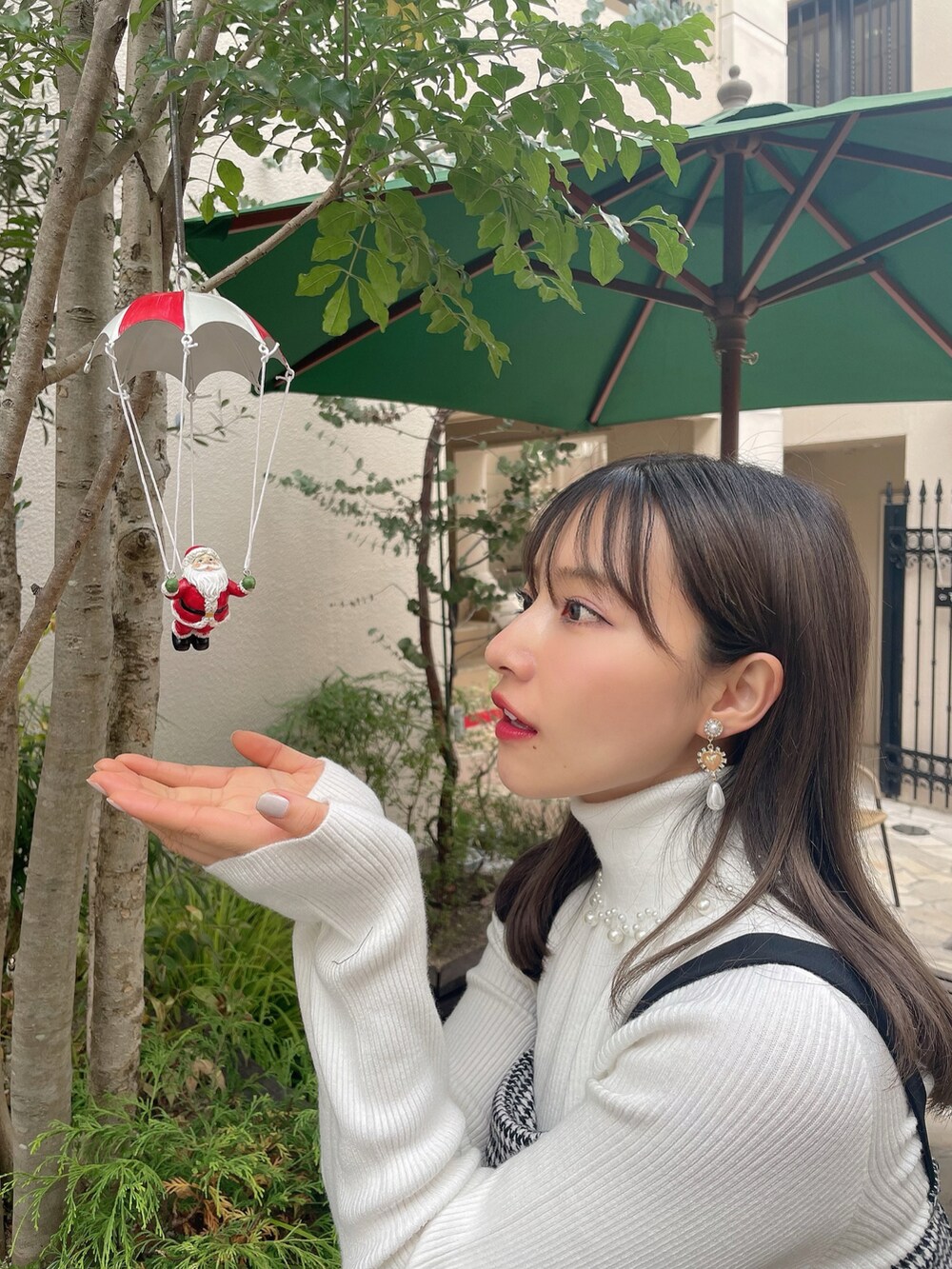 ホワイト系のニット/セーター、ブラック系のワンピースを着用したレディースの春コーディネートの4枚目の写真