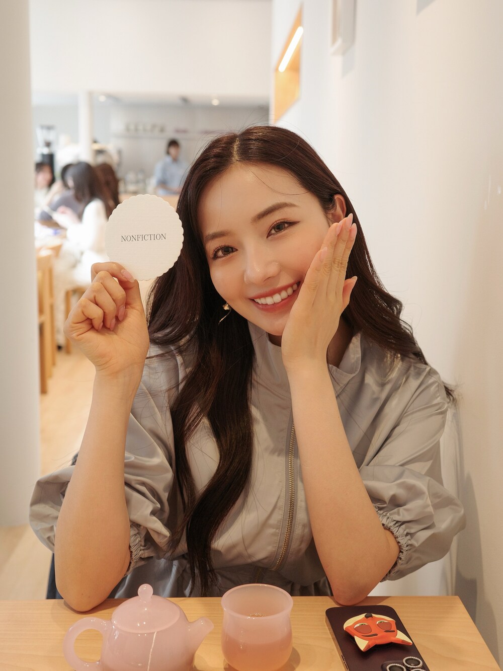 ブルー系のワンピースを着用したレディースの夏コーディネートの5枚目の写真