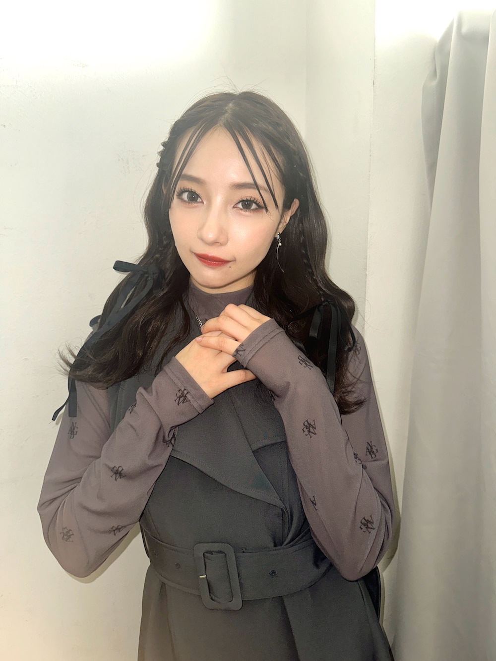 グレー系のその他トップス、グレー系のワンピースを着用したレディースの冬コーディネートの2枚目の写真
