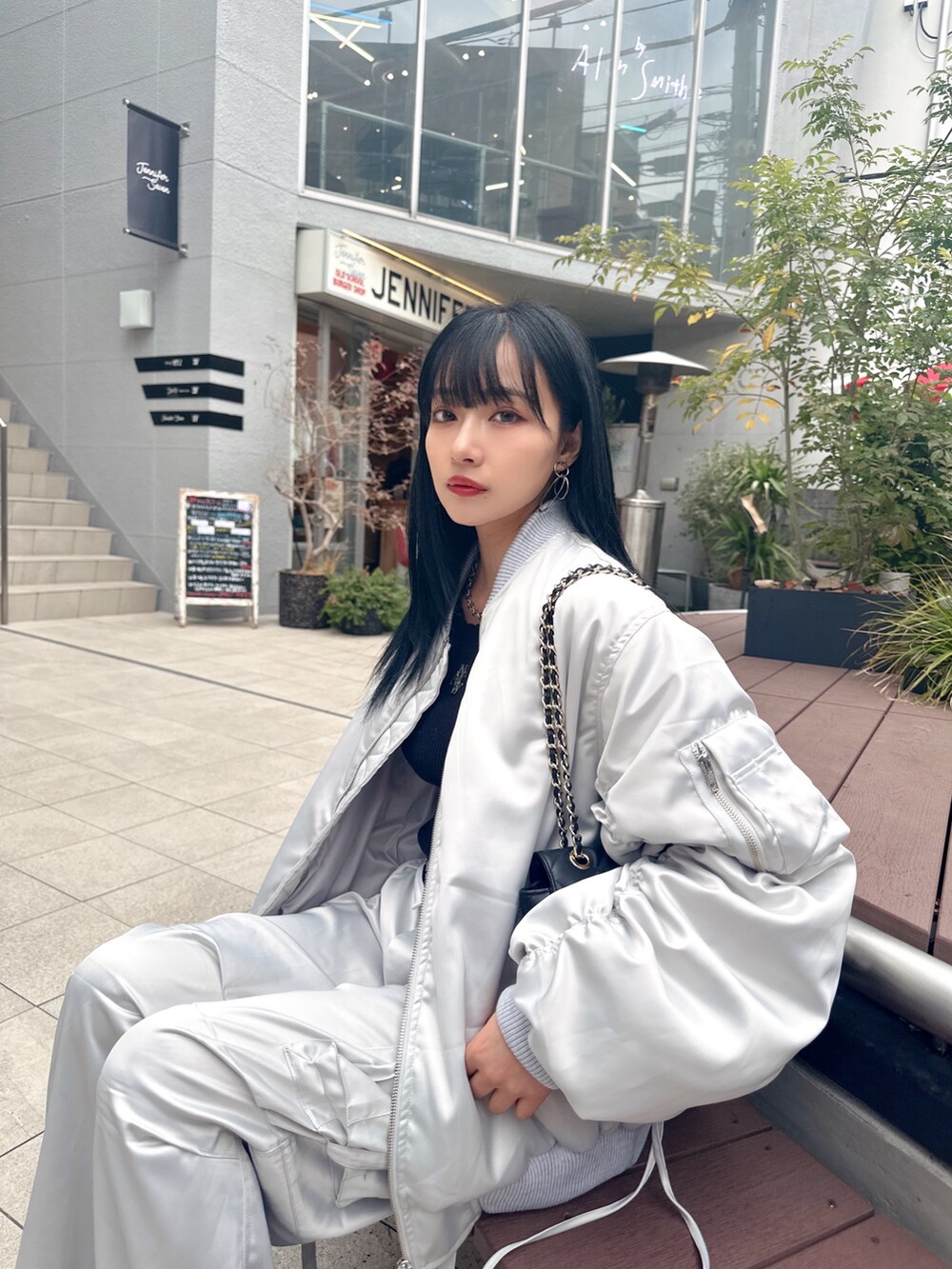 グレー系のカーゴパンツ、グレー系のブルゾンを着用したレディースの春コーディネートの4枚目の写真