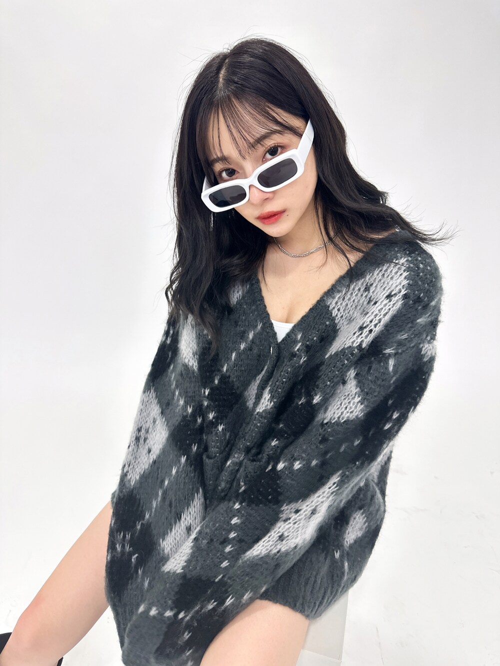 ブラック系のカーディガン/ボレロを着用したレディースの秋コーディネートの2枚目の写真