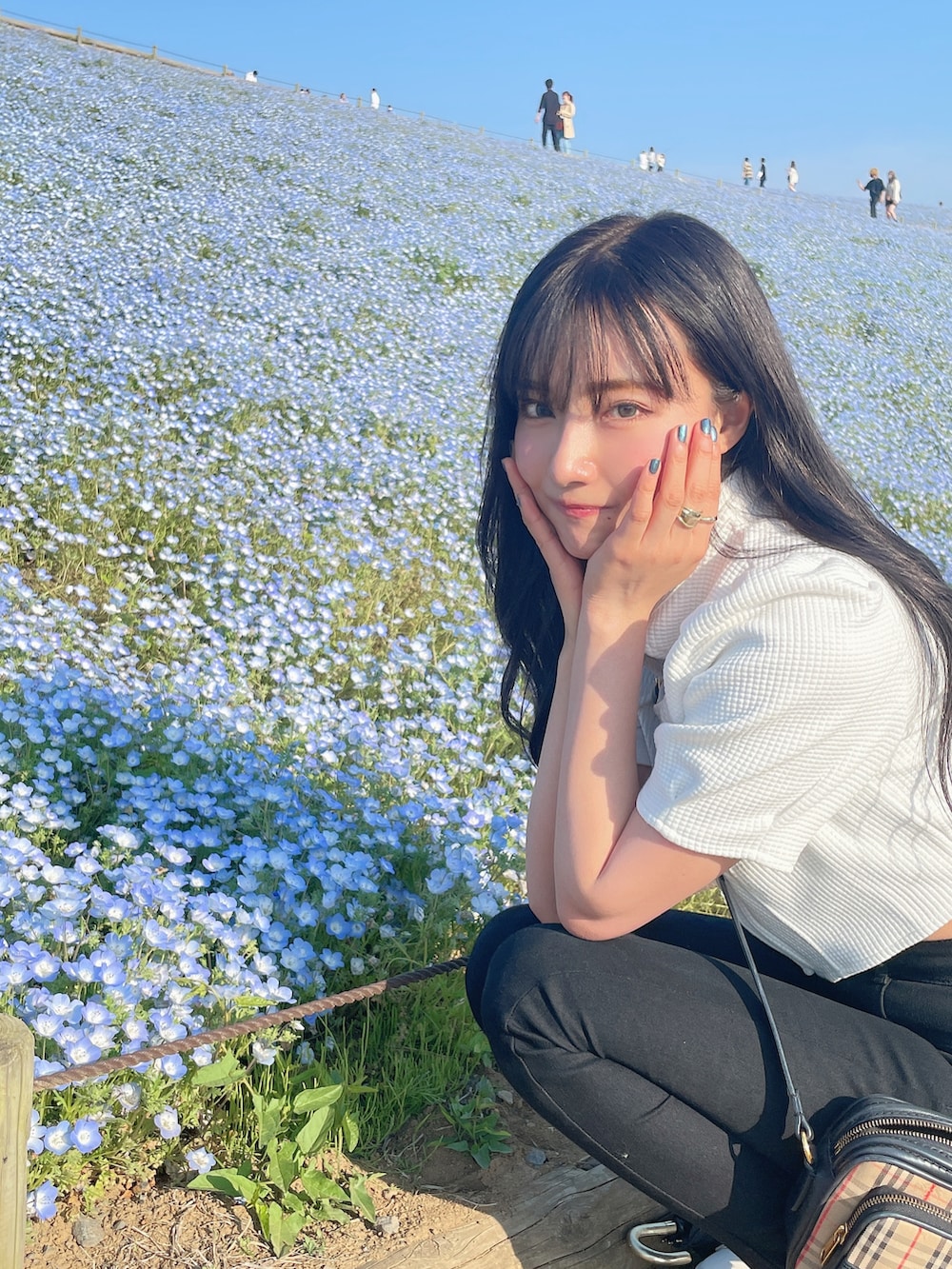 ホワイト系のその他トップス、ブラック系のデニムパンツを着用したレディースの夏コーディネートの3枚目の写真