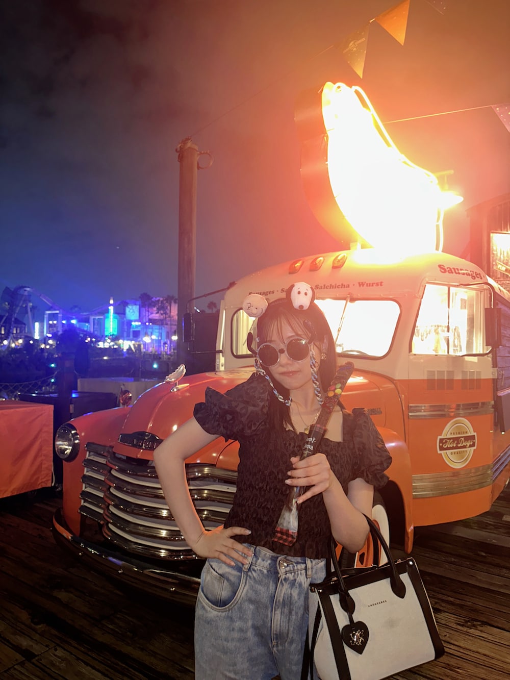 ブラック系のショルダーバッグ、ブラウン系のトップスを着用したレディースの冬コーディネートの2枚目の写真