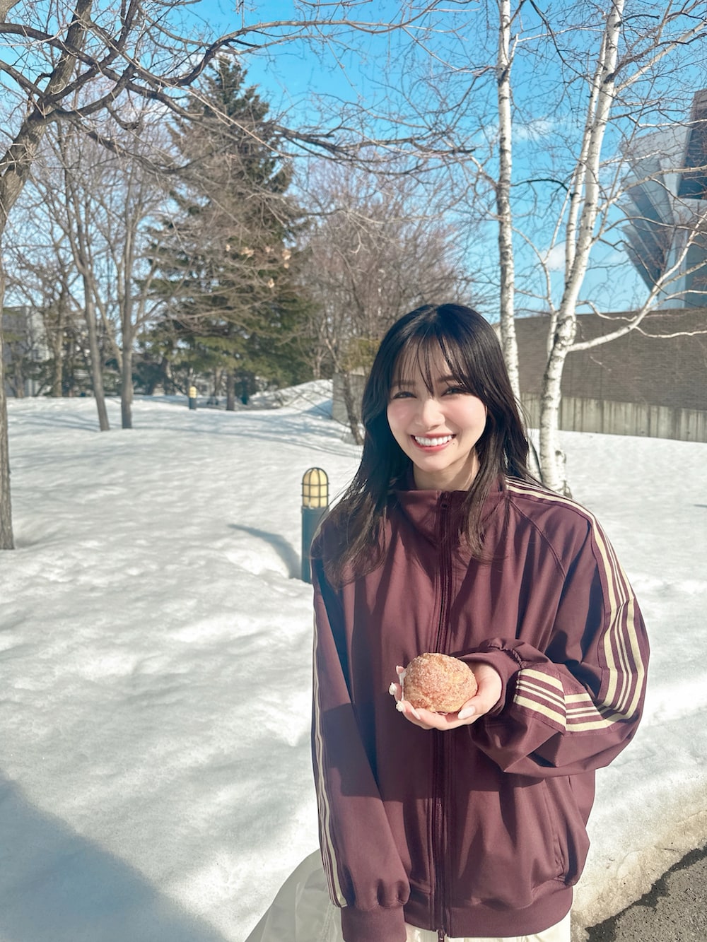 レッド系のトップス、ホワイト系のスカートを着用したレディースの夏コーディネートの3枚目の写真