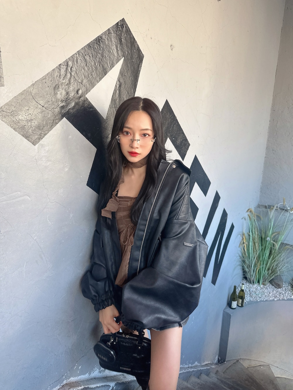 ブラック系のブルゾン、ブラック系のショルダーバッグを着用したレディースの春コーディネートの3枚目の写真