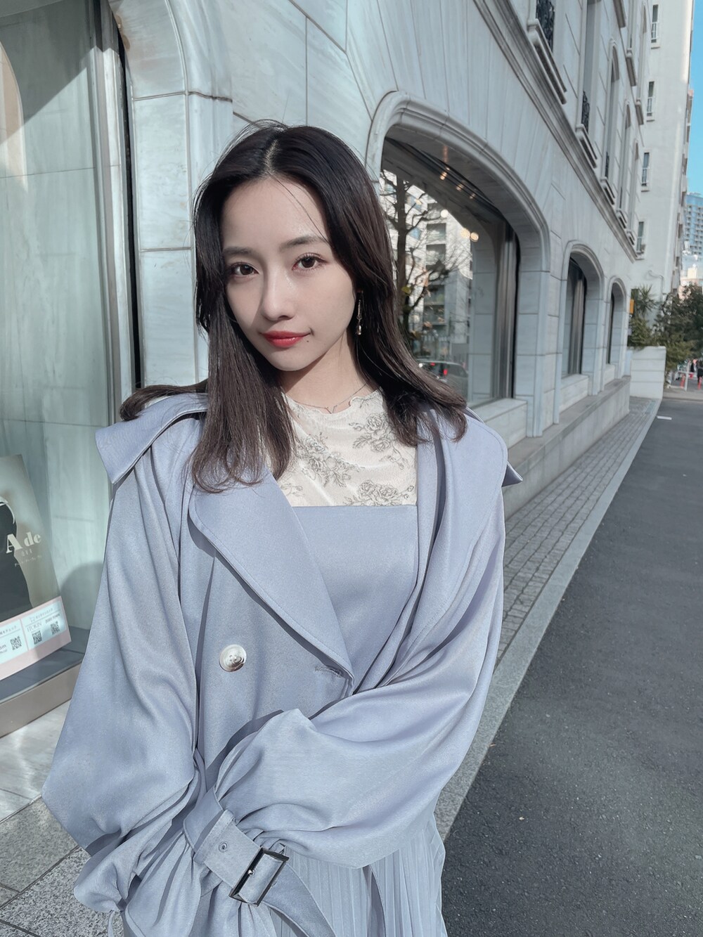 グレー系のトレンチコート、グレー系のワンピースを着用したレディースの夏コーディネートの5枚目の写真