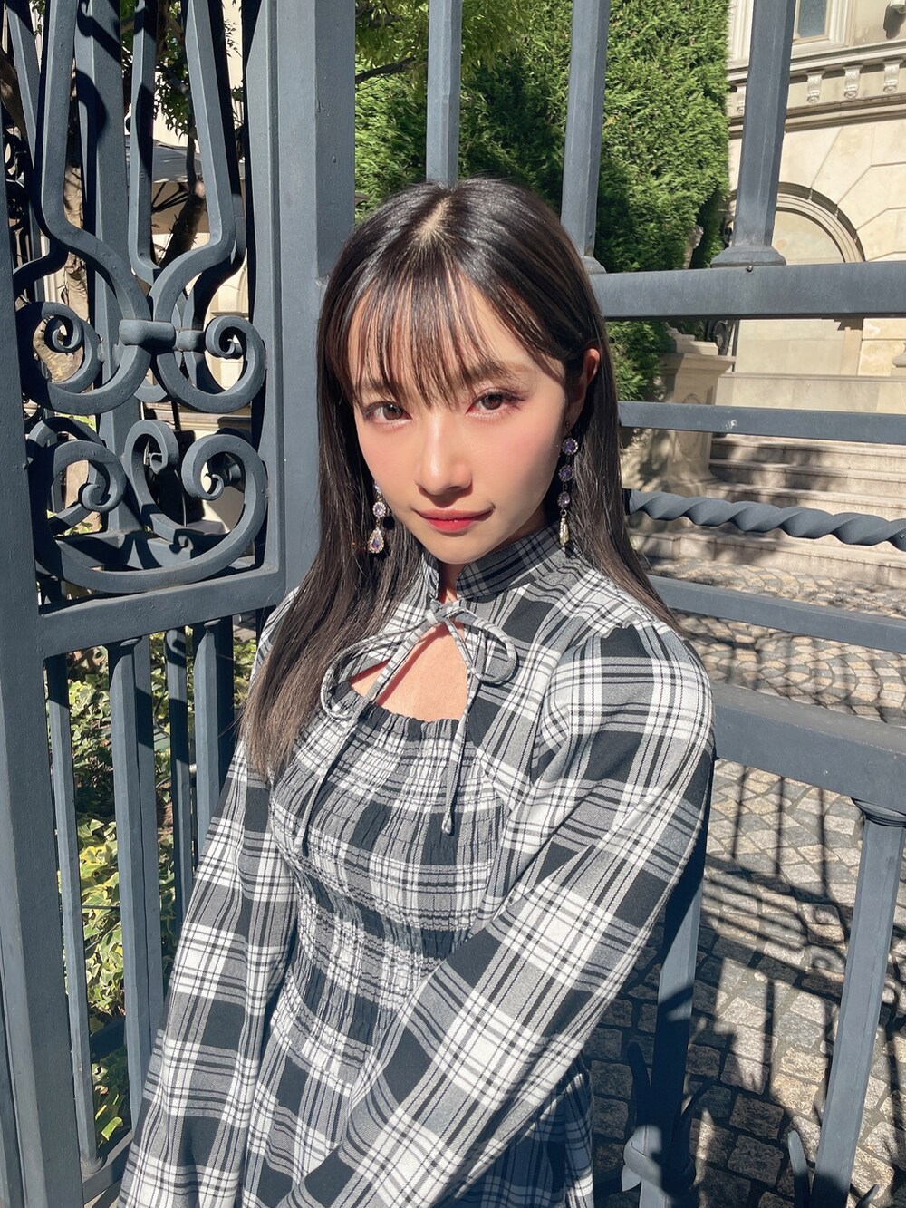 ブラック系のワンピースを着用したレディースの春コーディネートの3枚目の写真