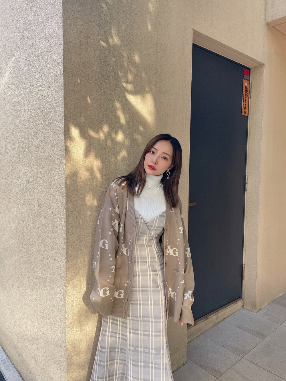 ホワイト系のニット/セーター、ベージュ系のワンピース、ブラウン系のカーディガン/ボレロを着用したレディースの春コーディネートの4枚目の写真