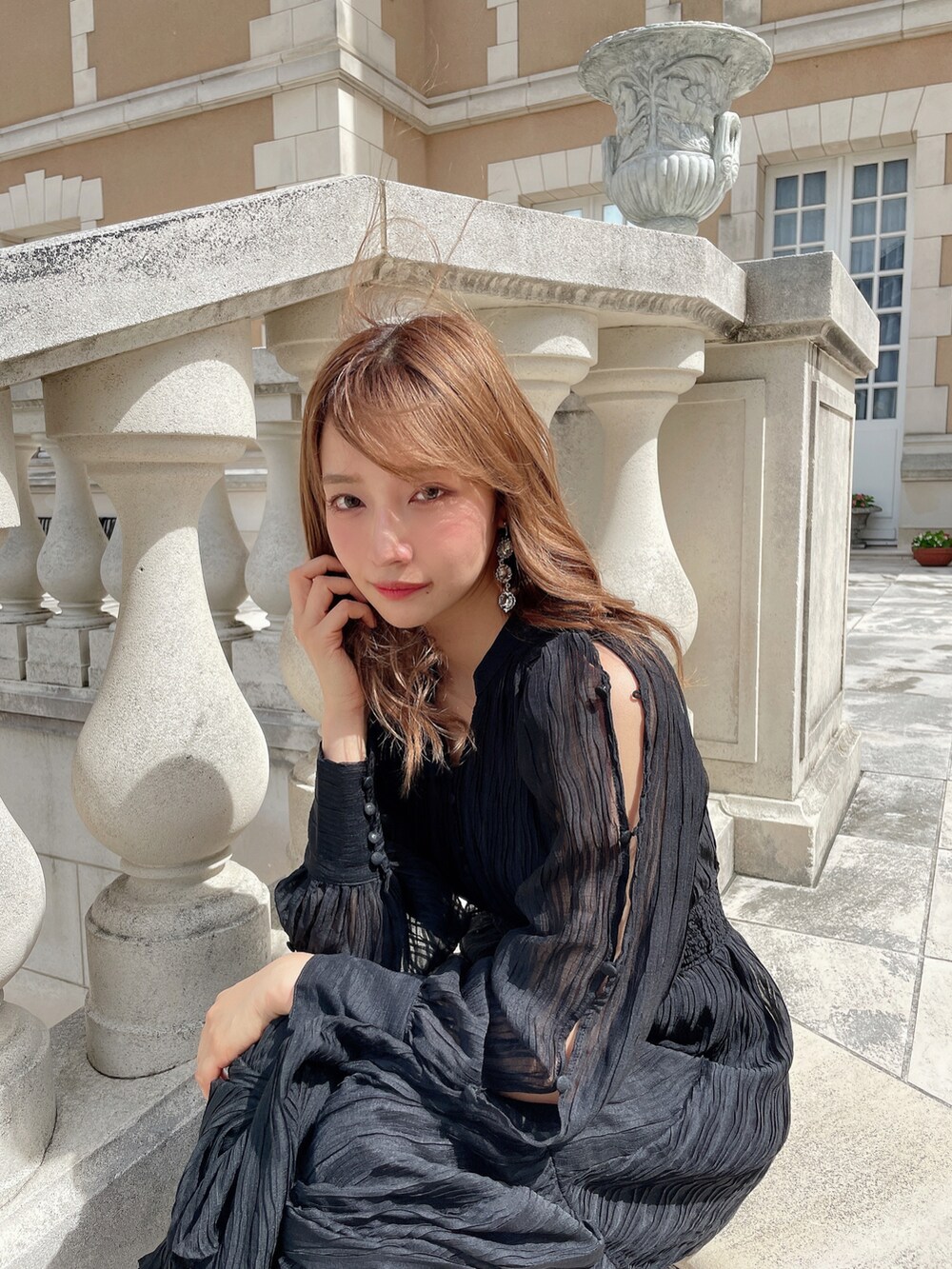 ブラック系のワンピースを着用したレディースの秋コーディネートの4枚目の写真