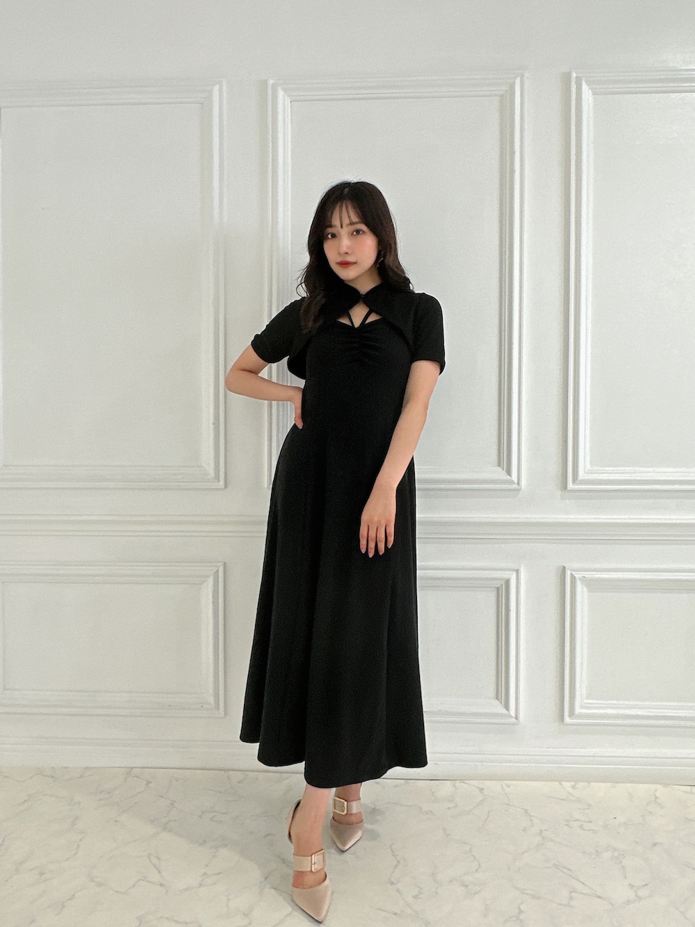 ブラック系のワンピースを着用したレディースの秋コーディネートの2枚目の写真