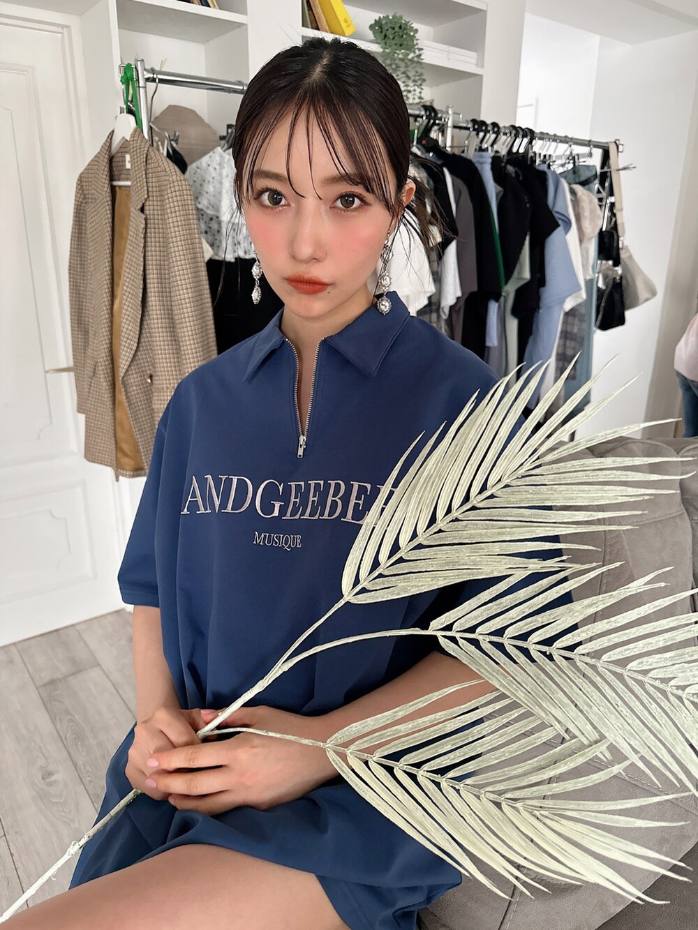 ブルー系のTシャツ/カットソーを着用したレディースの夏コーディネートの2枚目の写真