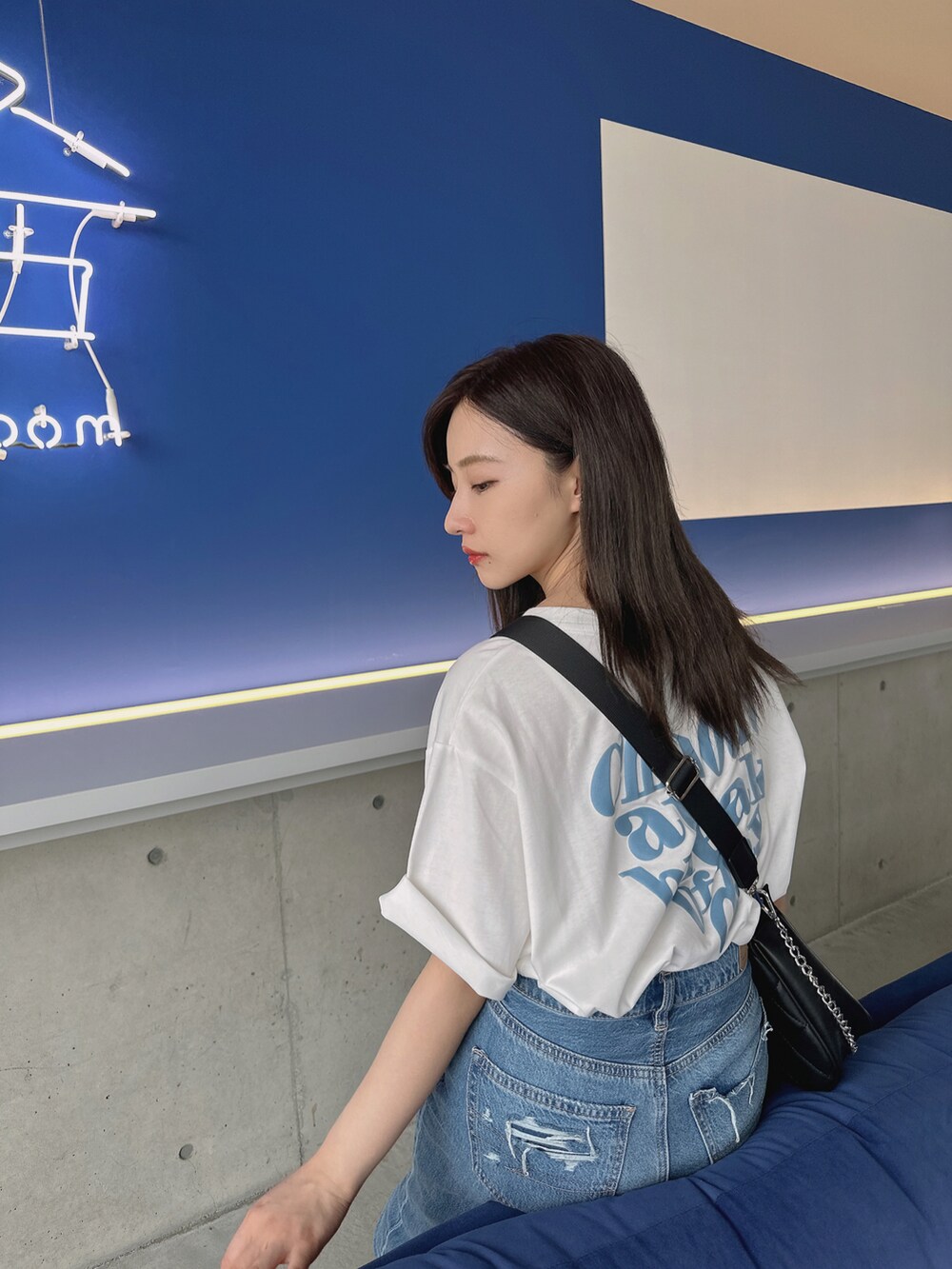 グレー系のTシャツ/カットソー、ブラック系のショルダーバッグを着用したレディースの夏コーディネートの3枚目の写真