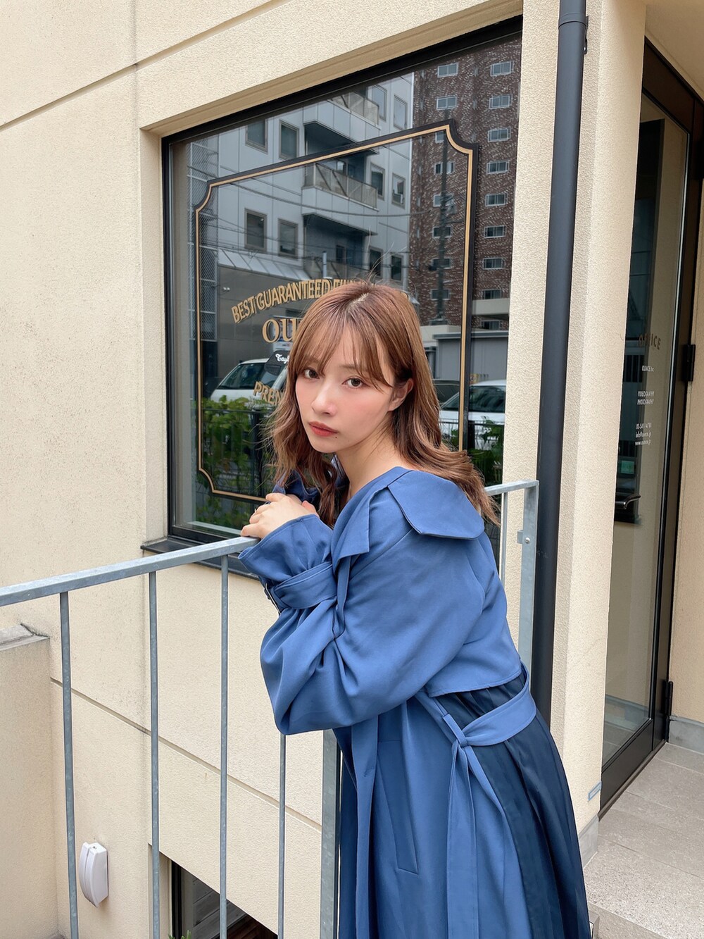 グレー系のトレンチコート、ブラック系のブーツを着用したレディースの秋コーディネートの3枚目の写真