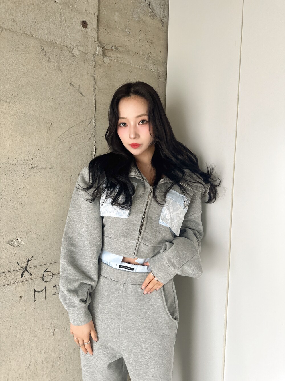 グレー系のパーカー、グレー系のスウェットパンツを着用したレディースの春コーディネートの4枚目の写真