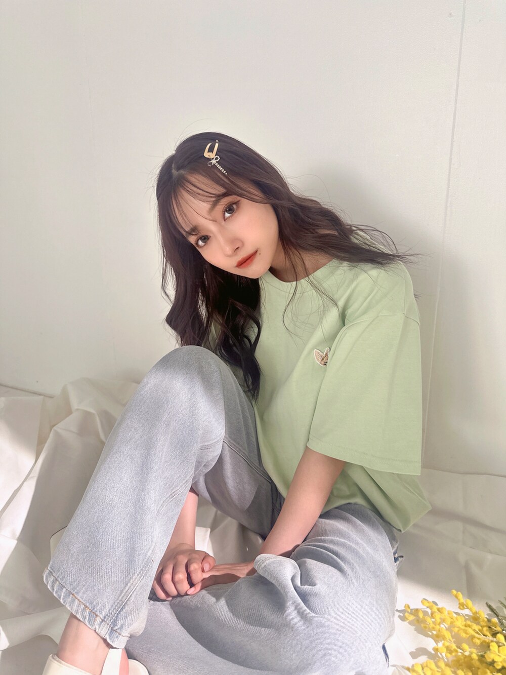 ホワイト系のTシャツ/カットソーを着用したレディースの夏コーディネートの2枚目の写真