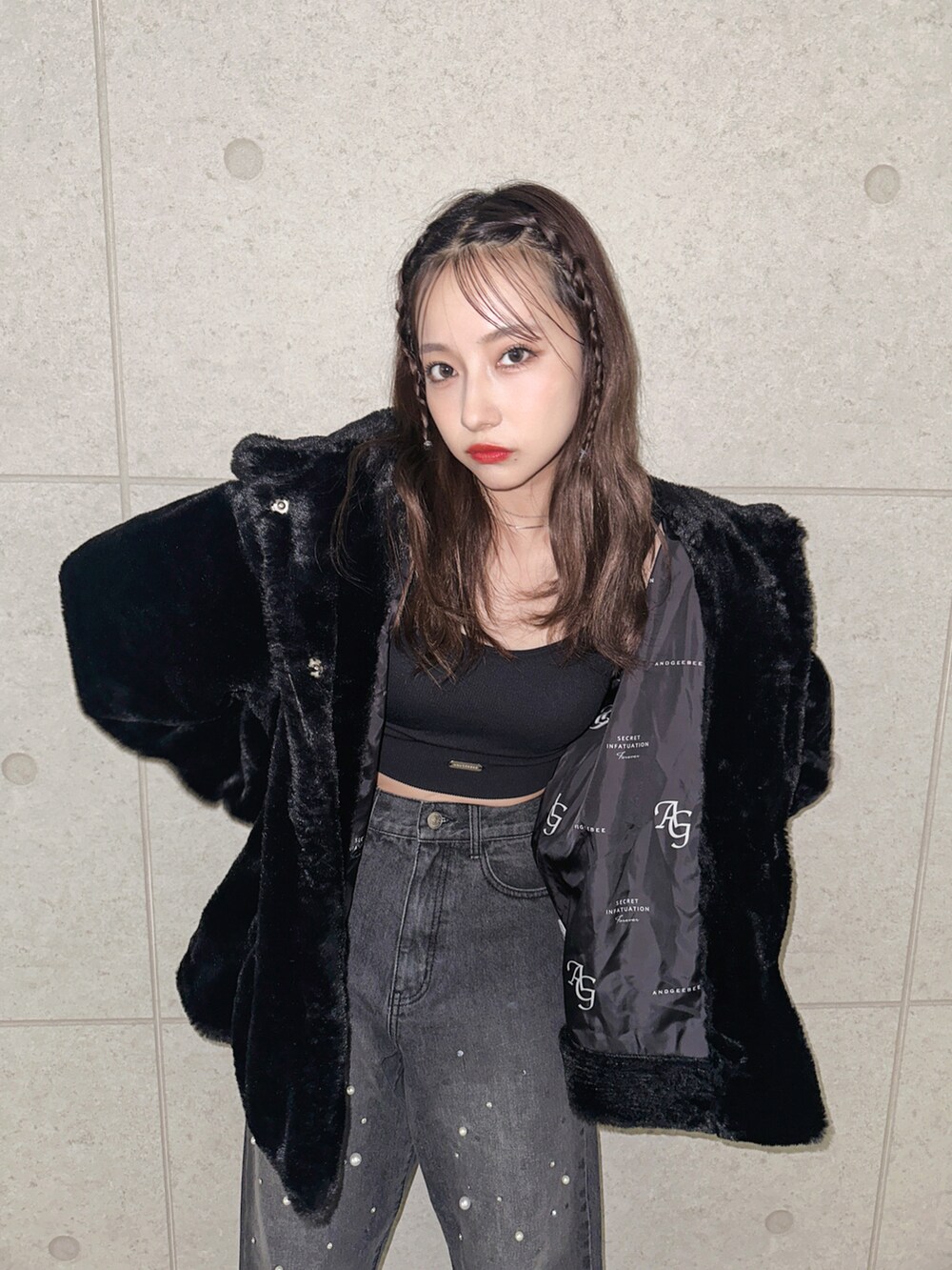 ブラック系のデニムパンツ、ブラック系のその他アウターを着用したレディースの秋コーディネートの4枚目の写真