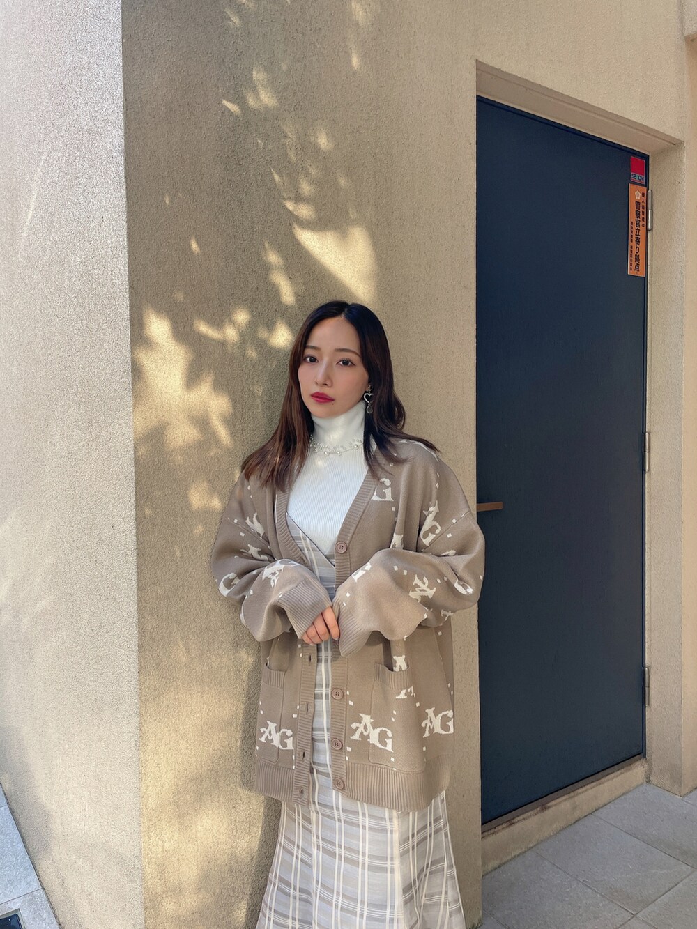 ホワイト系のニット/セーター、ベージュ系のワンピース、ブラウン系のカーディガン/ボレロを着用したレディースの春コーディネートの3枚目の写真